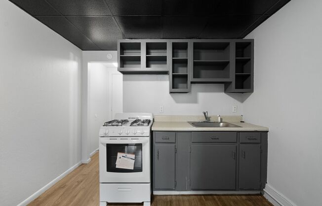 1 bed, 1 bath, 800 sqft, $849, Unit 109 W Lincoln Avenue #13
