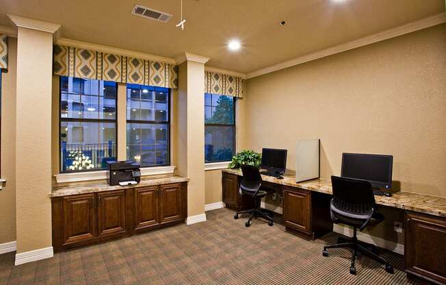 Resident Business Center with Computer and WiFi Access at Dallas Apartments near Galleria Mall