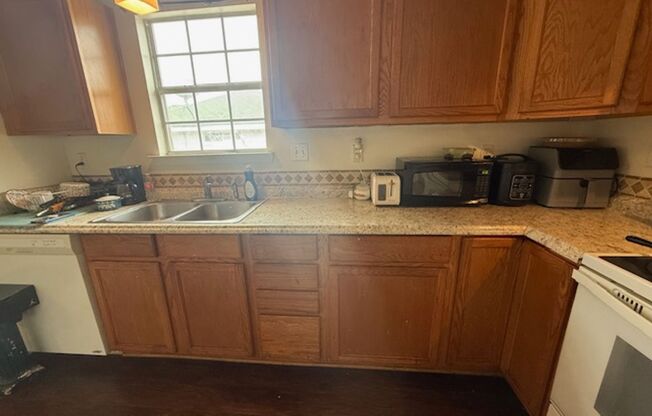 3 Bedroom 2 Bathroom House in Hills of Hays