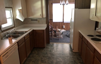 3 beds, 2 baths, $825