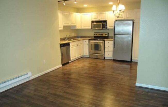 Gorgeous 1 bd Condo located in a prime location of Kent!