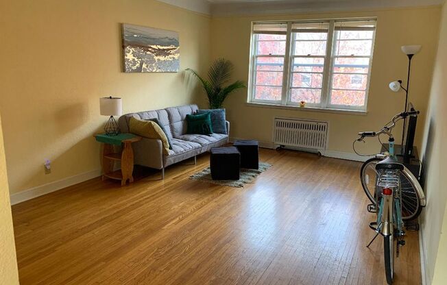 2 beds, 1 bath, 753 sqft, $1,339, Unit 214