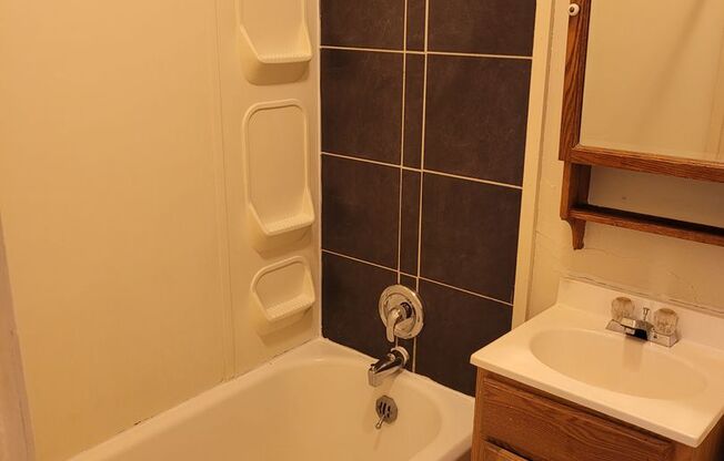 1 bed, 1 bath, $995, Unit 18