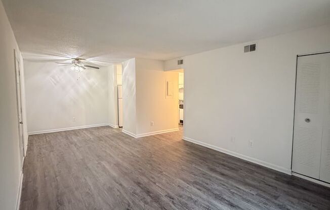 2 beds, 1 bath, 800 sqft, $1,015, Unit J3