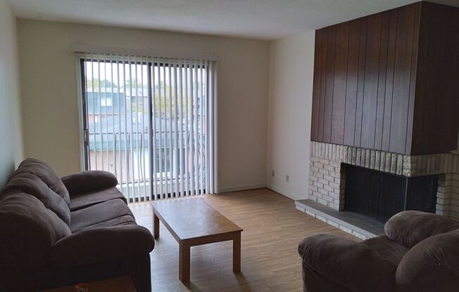 2 beds, 1.5 baths, 800 sqft, $850