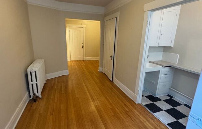 Studio, 1 bath, 290 sqft, $1,150, Unit 207