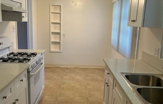 1 bed, 1 bath, 650 sqft, $2,200, Unit 933B