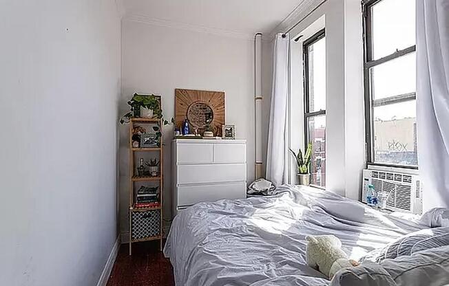 3 beds, 1 bath, $4,300, Unit 54