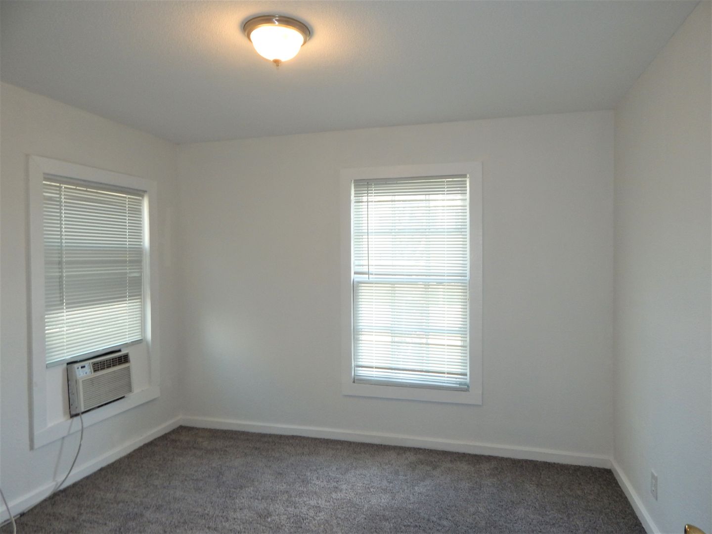 638 Glazebrook Unit 2 - 2/Bed 1/Bath - $850/month