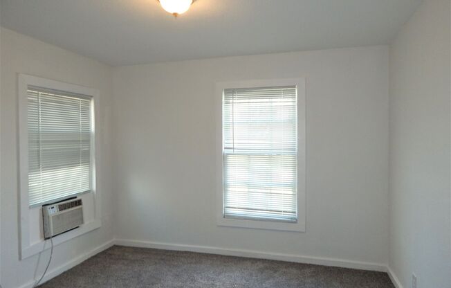 638 Glazebrook Unit 2 - 2/Bed 1/Bath - $850/month