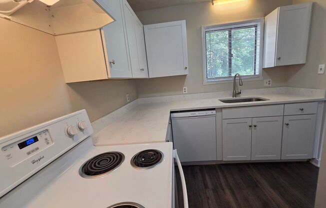Cozy 2 Bed/ 1 Bath Two Story Townhome - Remodeled Kitchen - Close to Bellingham Park - Water/Trash Included in the Rent