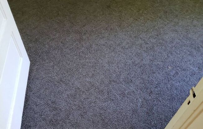 2 beds, 1 bath, $810, Unit O