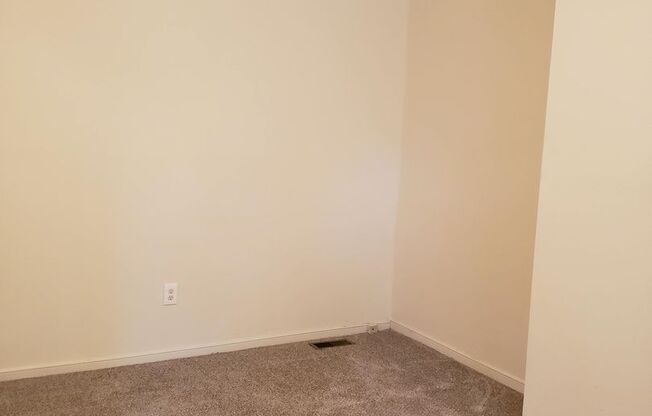 2 beds, 1 bath, 960 sqft, $995