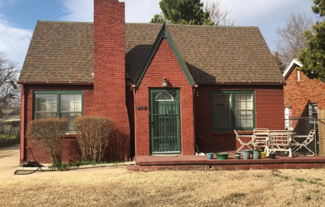 Cute Tulsa Home Available Now! 2 bedrooms and 2 bath