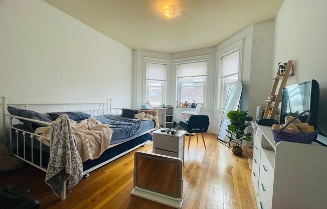 2 beds, 1 bath, 664 sqft, $3,350, Unit 43