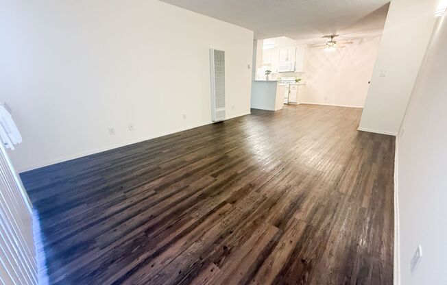11018 Moorpark Apartments