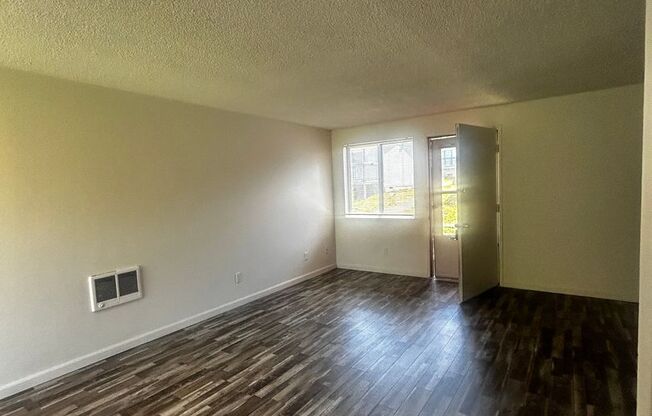 2 beds, 1 bath, 900 sqft, $1,595, Unit D