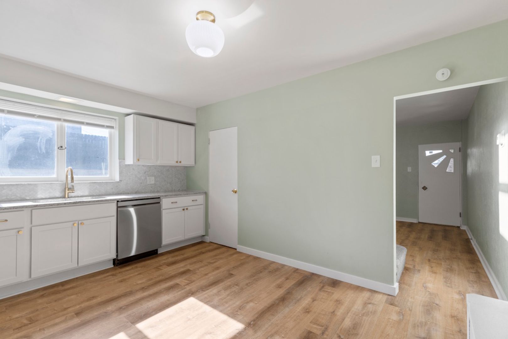 Bright 2 Bedroom Apartment in Duquesne Heights – Minutes from Mount Washington Overlook!