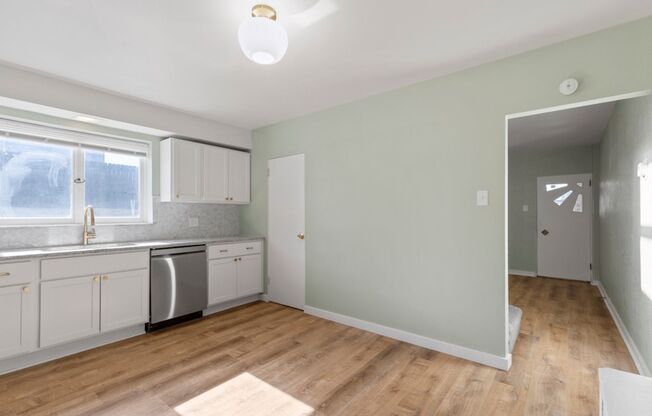 Bright 2 Bedroom Apartment in Duquesne Heights – Minutes from Mount Washington Overlook!