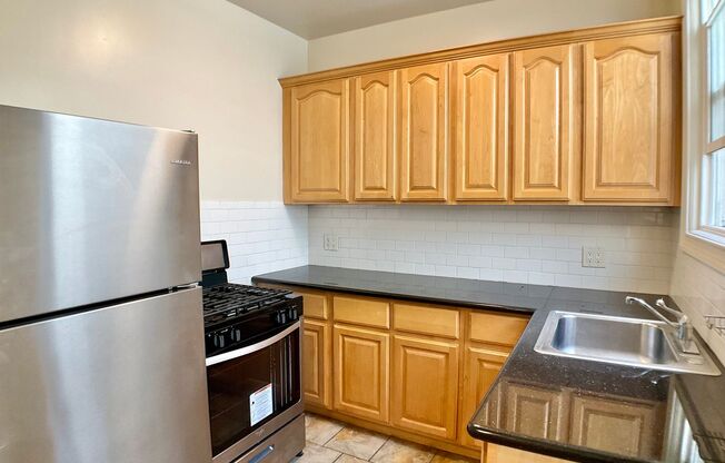 1BR/1BA. Bay Windows, Laundry On-Site. GARAGE PARKING AVAILABLE
