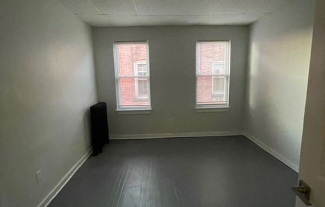 3 beds, 1 bath, $1,750, Unit 147 Belmont Ave Unit #4L