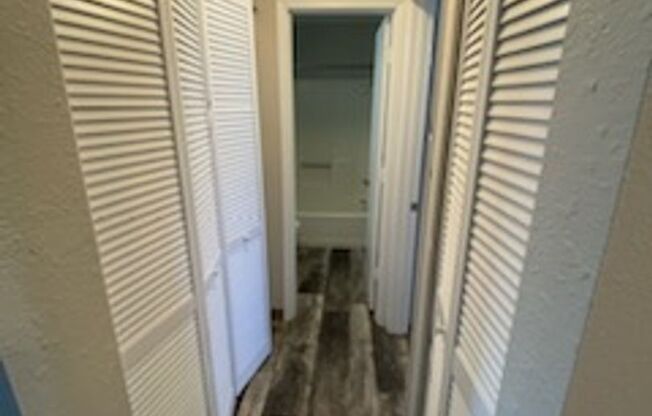 2 beds, 2 baths, 856 sqft, $869, Unit 2827-1817