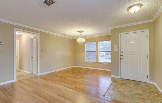 Updated Silverbrook Residence Near Medical Center & 151 Corridor