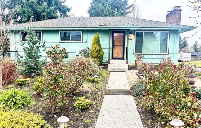 Beautiful Garden Entrance 4 bedroom home in Seattle, minutes away from major highways.