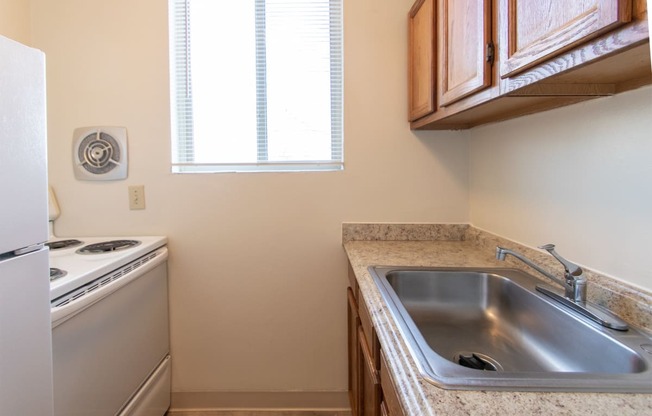 This is a picture of the kitchen in a 576 sq foot 1 bedroom, 1 bath apartment at Red Bank Reserve in the Madisonville neighborhood of Cincinnati, Ohio.