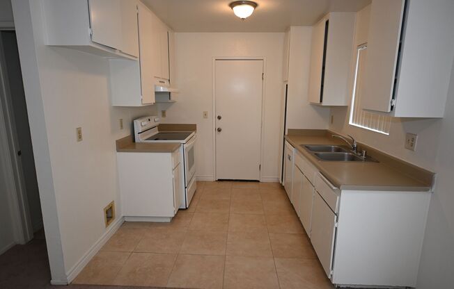 2 beds, 1.5 baths, $2,300, Unit 08