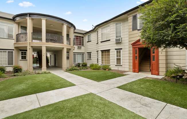 Van Nuys Apartments huge Courtyard