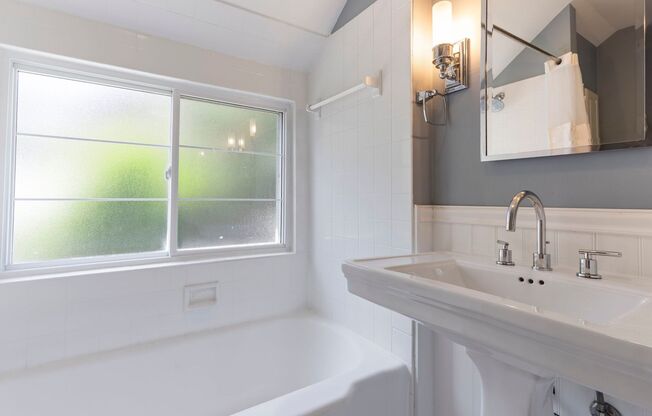 3 beds, 2.5 baths, $5,228
