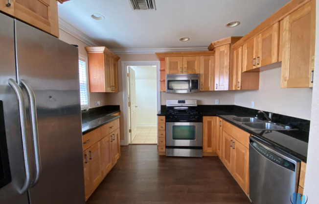 2 Bed 2 Bath Clearwater Home Near Beaches, Golf Courses, Coachman Park  *MOVE-IN SPECIAL*
