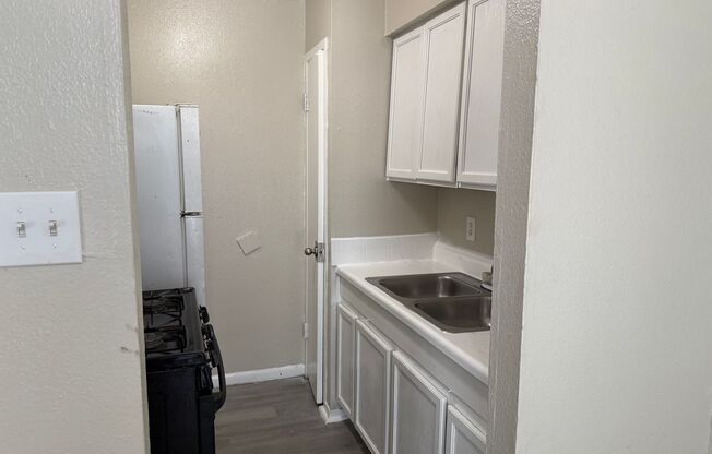 2 beds, 1 bath, $930, Unit 12