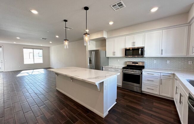 Camarillo | Springville | 4 Bed + 3.5 Bath | UNFURNISHED Townhome | 329 Solares