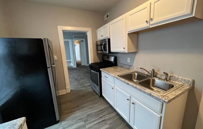 2 beds, 1 bath, 700 sqft, $675, Unit 2025 1/2