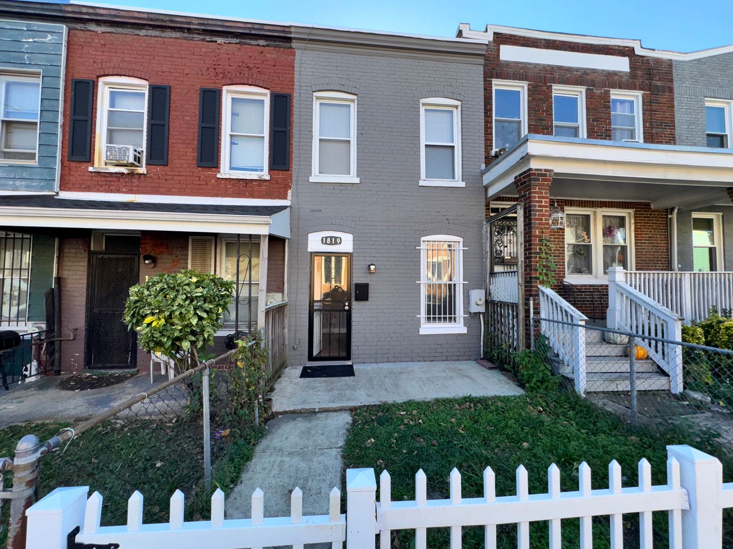 Charming 3BR Townhome Near Eastern Market with Private Yard and Prime DC Access