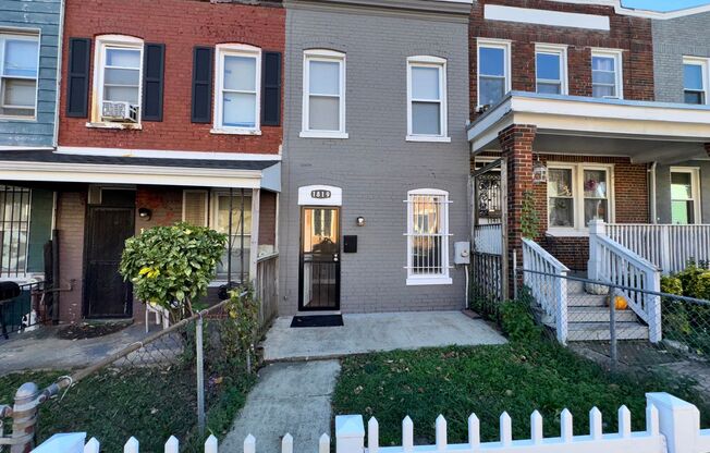 Charming 3BR Townhome Near Eastern Market with Private Yard and Prime DC Access