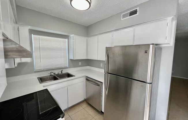 2 beds, 1 bath, 900 sqft, $1,400, Unit 10220 Unit B