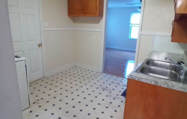 3 beds, 1 bath, $875