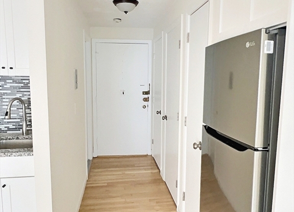 Studio, 1 bath, 999 sqft, $1,980, Unit 34