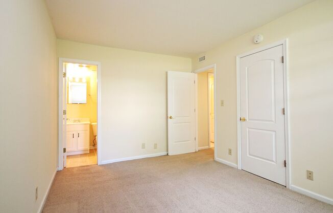 Pet-Friendly Villas at Southern Ridge Apartment