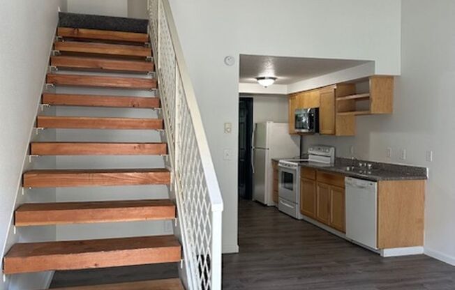 2 beds, 1 bath, 700 sqft, $1,200, Unit 221