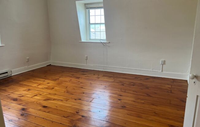 1 bed, 1 bath, $1,195, Unit 215 West Broad Street #4