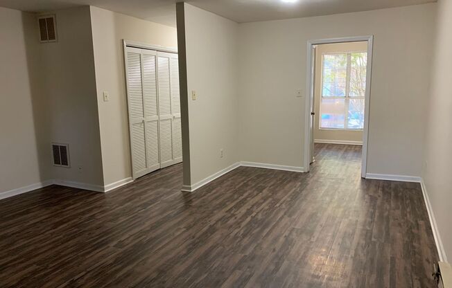 Spacious North Raleigh  Townhouse  *2 brm 2 bath * small pet neg't * laminate floors