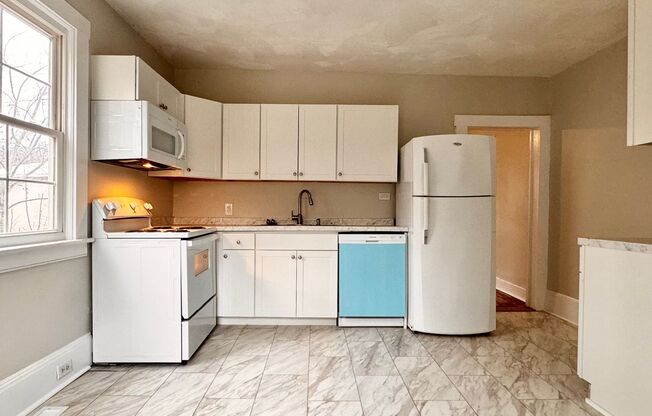 2 beds, 1 bath, $1,525