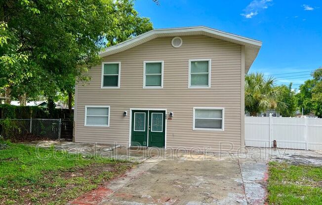 305 E HANNA AVE