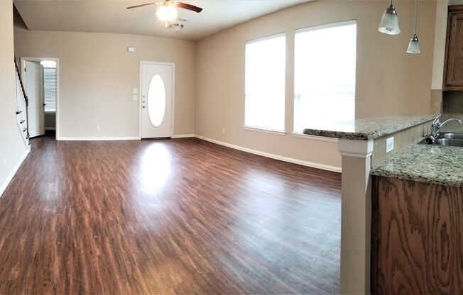 Spacious 2 Story Duplex in Benbrook