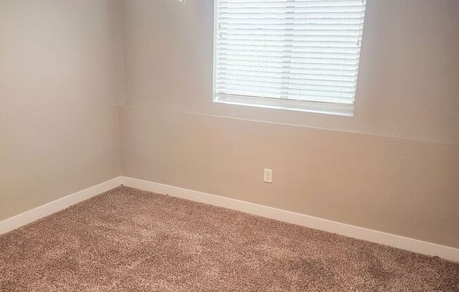 2 beds, 1 bath, 850 sqft, $950, Unit 07