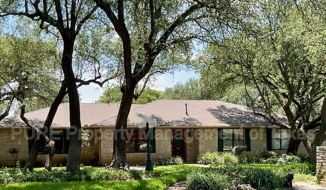 201 OAKWOOD DR